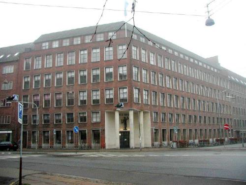 En af Niels Brock, Copenhagen Business College, set fra Rosenørns Allé. Tidligere stod Handelshøjskolen over indgangspartiet - kbhbilleder.dk