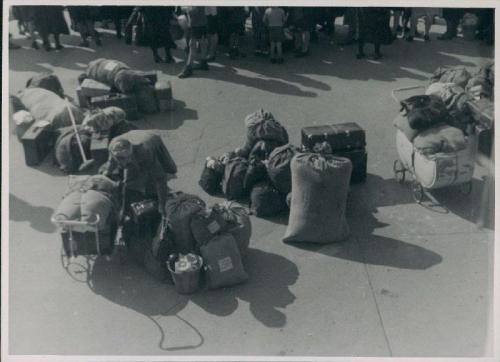 uren atom Forventning Forskellige former for bagage (kufferter, vadsække). Tillige enkelte  barnevogne. I baggrunden tyske flygtningebørn - kbhbilleder.dk
