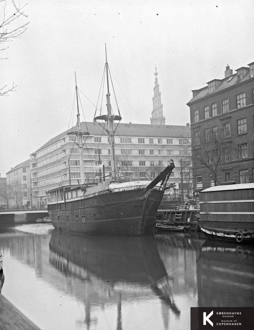 Den gl grønl Brig Constance fotogr I Kanalen v Christianshavns