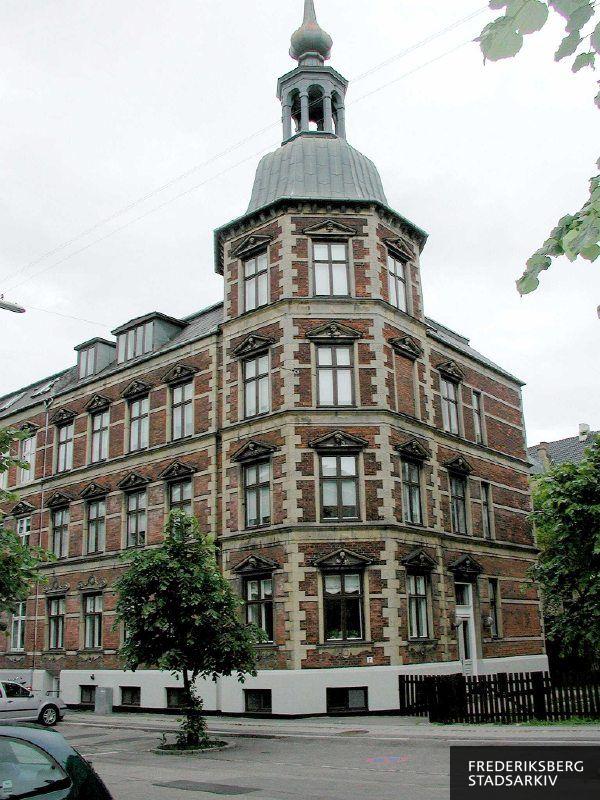 Bakkegårds Allé 7 med tårn og spir
