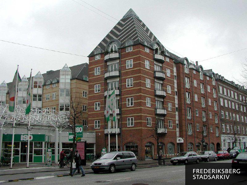 Borups Allé 128, supermarkedet ISO med reklameflag foran og ejendomme med moderne tårne