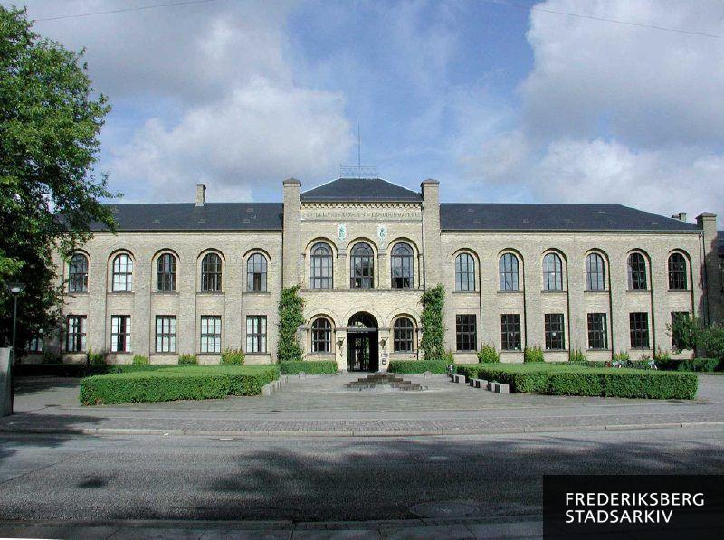Hovedbygningen på Det Biovidenskabelige Fakultet, Københavns Universitet, Bülowsvej 17. Tidligere betegnelse var Den Kgl. Veterinær- og Landbohøjskole