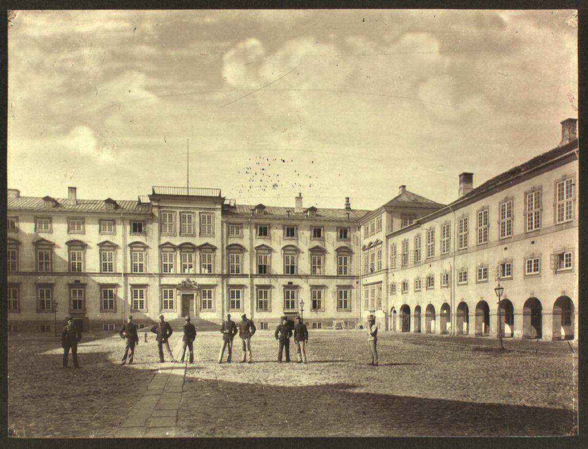 Frederiksberg Slot. I slotsgården ses en flok soldater