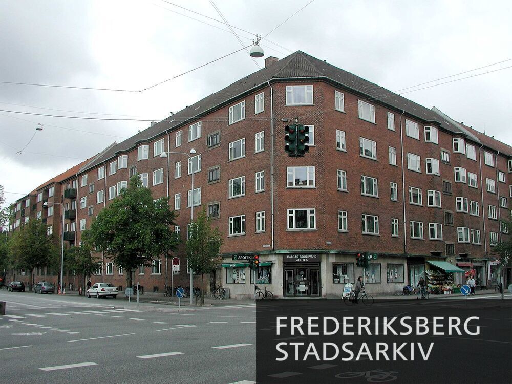 Husfacaderne på Dalgas Boulevard 87-91 og Finsensvej 41. Butikker og Dalgas Boulevard Apotek på hjørnet i stueetagen