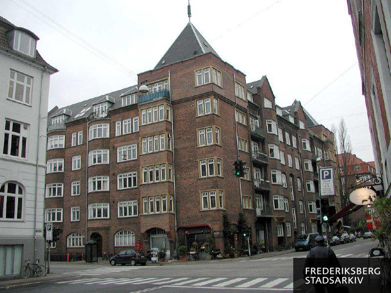 Vodroffsvej 37/Danas Plads 11-13 med tårn, karnapper, altaner og kviste.