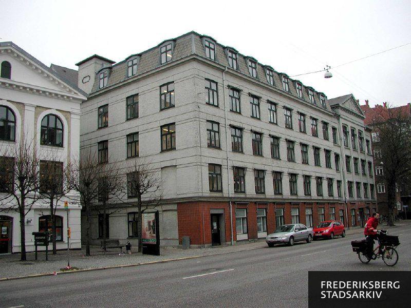 Danasvej 30A, og til venstre ses Biblioteket Danasvej med medborgerhus, som ligger i et indhak på Danasvej 30B
