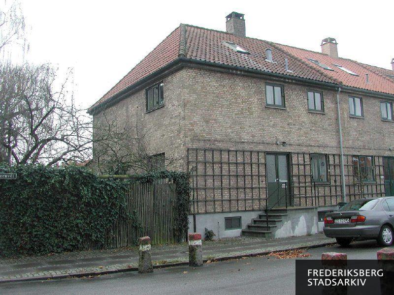 Egernvej 1 enderækkehuset på hjørnet af Duevej. Rækkehusene er fra 1930 og blev tegnet af arkitekt Thorkild Henningsen