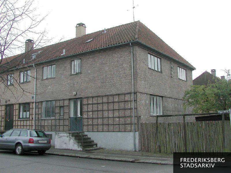 Egernvej 39 ved Drosselvej. Enderækkerhusets gavl og facade i 2005