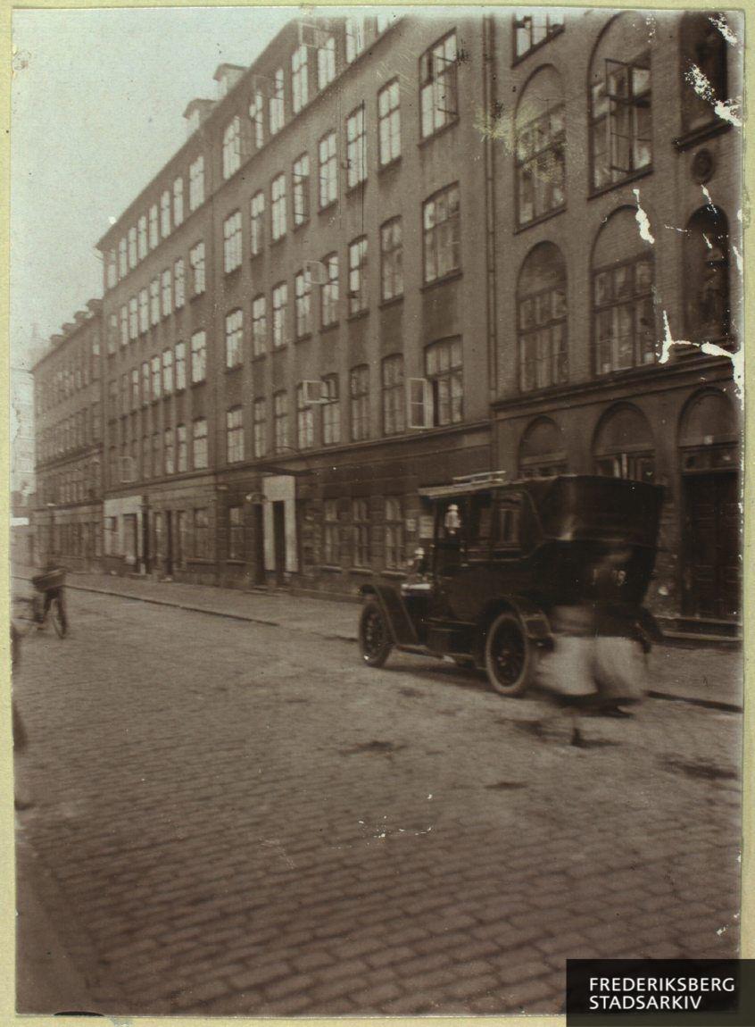 Husrække i Danmarksgade, lige numre. Det er nr. 16 til højre for bilen