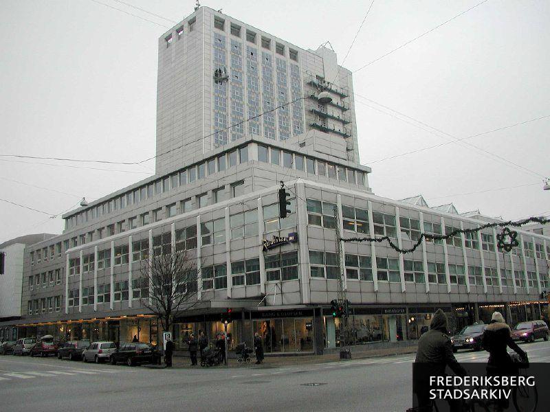 Falkonercentret. 
Hjørneejendommen Falkoner Allé 7-11 / Howitzvej 2