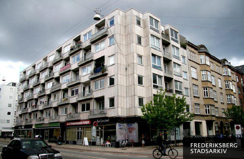 Hjørneejendommen Gammel Kongevej 72A-B og Prinsesse Maries Allé i funktionalistisk stil. Butiksfacader til Abel Spendabel, A-Z Frimærkeautioner, Housewarming og Boligtilbolig. Housewarming sælger lamper specielt i art deco-stil f.eks. Tiffany, og Abel Spendabel forhandler børnemøbler, legetøj m.v. til børn. Boligtilbolig er en internetbaseret ejendomsmægler med fast salær