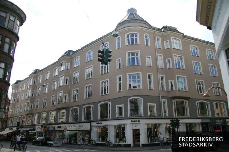 Hjørneejendommen med butiksfacader på Gammel Kongevej 85 med beboelsestårn og Værnedamsvej 15-17 set fra hjørnet af Svanholmsvej efter restaurering