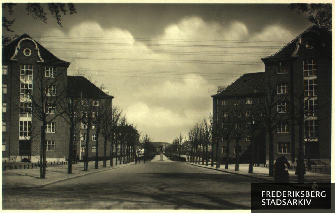 Dalgas Boulevard set mod nord fra Rolkildevej. De to ejendomme forrest i billedet er opført af arkitekt Mandrup Poulsen i 1930: fronton, frontispice, gesims, trefagsvindue