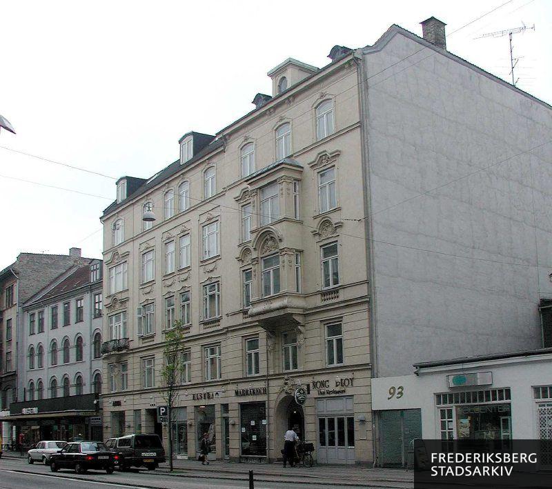Gammel Kongevej 91A og baghuset 91B har indgang i venstre side af bygningen, mens Gammel Kongevej 91C ligger til højre i forhuset