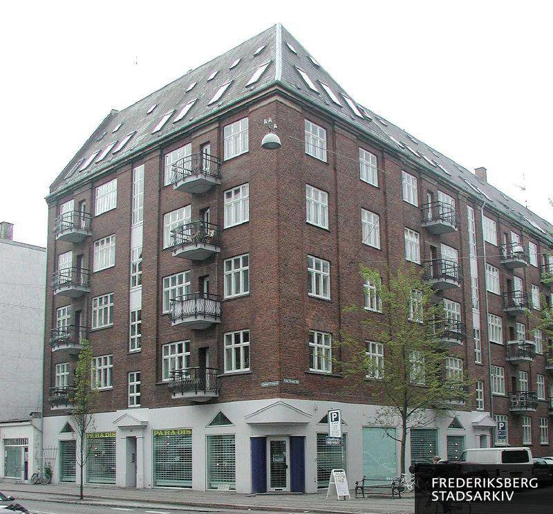 Hjørneejendommen Gammel Kongevej 95 og Sankt Thomas Allé 10, 12 og 14 med nye altaner og butiksfacaden til Sexshop Paradis