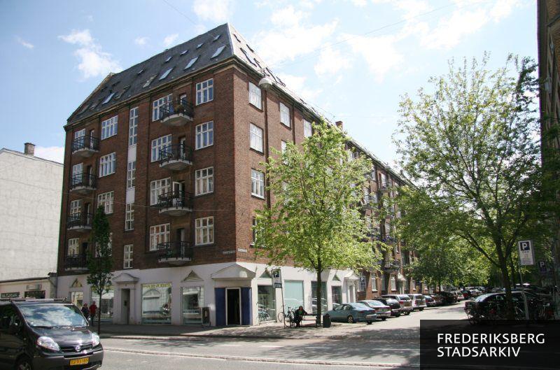Hjørneejendommen Gammel Kongevej 85 og Sankt Thomas Allé 10, 12 og 14 i juli 2008. Butiksfacade til Sexshop Paradis og skråparkering på Sankt Thomas Allé