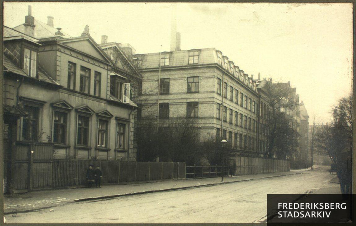Danasvej, set mod øst. Villaen i forgrunden er nr. 32. Til højre herfor nr. 30B (næsten skjult bag 32) og nr. 30A, begge tilhørende Carl Lunds Fabrikker
