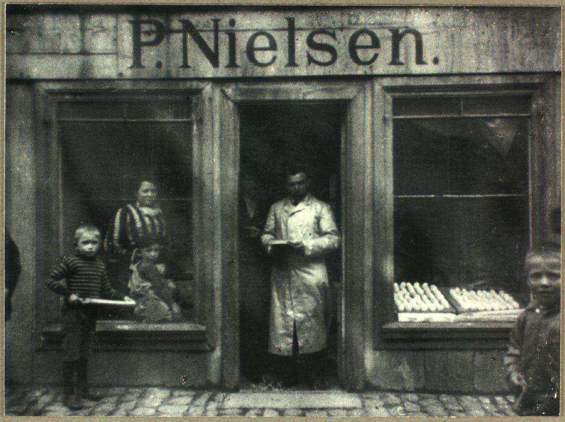 Kommissionær Peter Nielsen i døren til sin forretning Frederiksberg Torvehalle, hvor han solgte æg, vildt, gæs, ænder og høns
