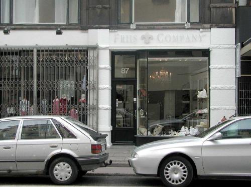 Butiksfacaden Friis & Company, hvor der fås sko, accessories, hatte, tørklæder, handsker, smykker etc -