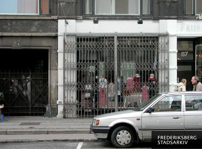 Butiksfacaden til Natoli, der sælger tøj til børn og unge 0-16 år - i 2006 med butiksgitter eller saksegitter kbhbilleder.dk