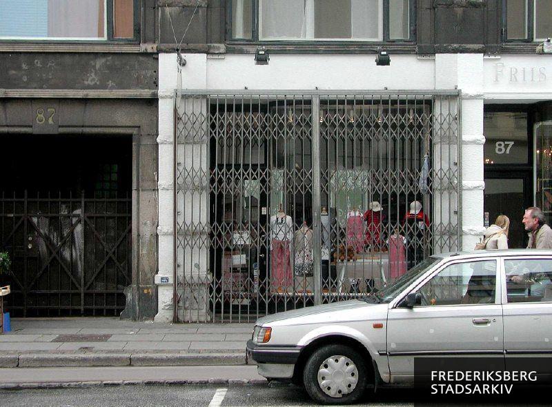 Butiksfacaden til børnetøjbutikken Natoli, der sælger tøj til børn og unge 0-16 år - her i 2006 med butiksgitter eller saksegitter