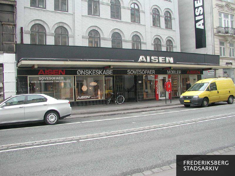 Butiksfacade til møbelforretningen Aisen på Gammel Kongevej 89 og 89A. Møbler