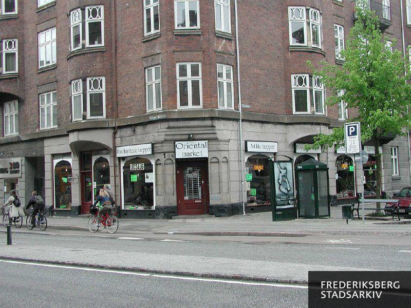 Butiksfacader omkring hjørnet af Gammel Kongevej 105 og Hauchsvej 20 med tæppeforretningen Oriental Market