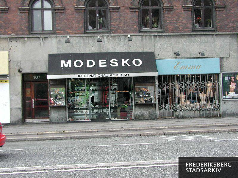 Butiksfacaden med markise til International Modesko