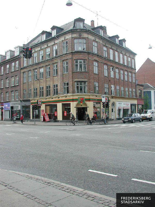 Hjørneejendommen Gammel Kongevej 111 og Alhambravej 22 med butiksfacader