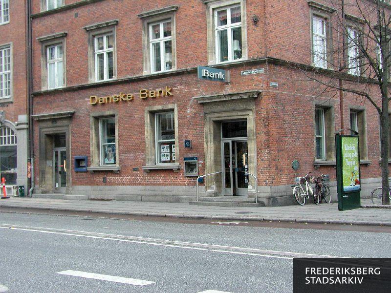 Butiksfacade til Danske Bank-afdelingen på hjørnet af Gammel Kongevej 116 og Lindevej i 2006