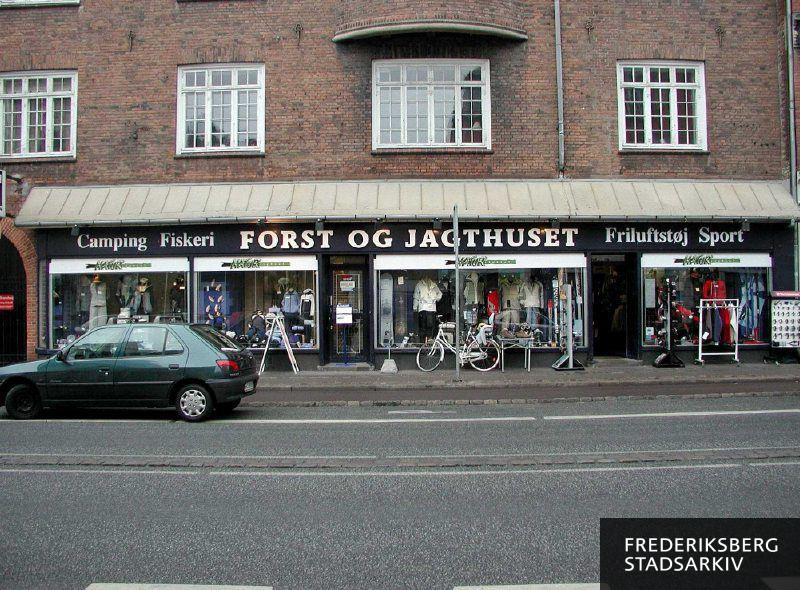 Butiksfacaden til Forst- og Jagthuset med udstyr til camping, fiskeri og sport foruden friluftstøj i 2006