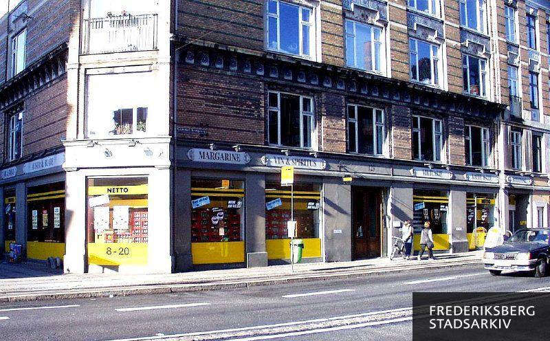 Butiksfacaden til Netto, Dansk Supermarked A/S på Gammel Kongevej 123 i 2006. Skiltningen er fremhævet som et eksempel på god butiksskiltning i harmoni med omgivelserne