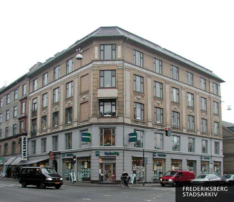 Ejendommen Gammel Kongevej 124 med Nyboligs butiksfacade i 2006