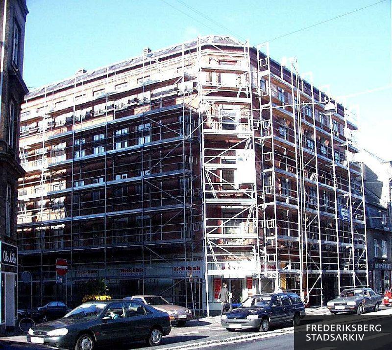 Ejendommen Gammel Kongevej 137 og Nyvej 21 under ombygning med stillads i juli 2008
