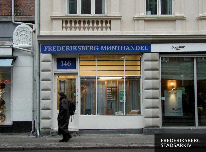 Butiksfacade til Frederiksberg Mønthandel og bygningsdetaljer