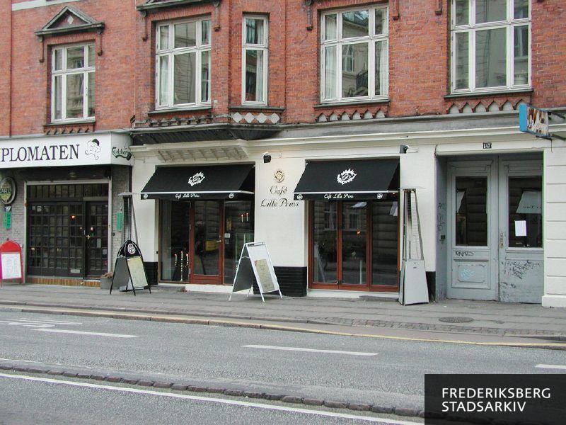 Café Lille Prins ved siden af indgangsparti eller port