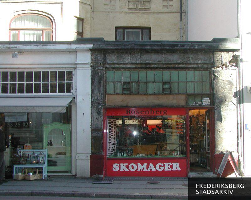 Butiksfacaden til Rosenberg Skomager i oktober 2007 under restaurering af facade