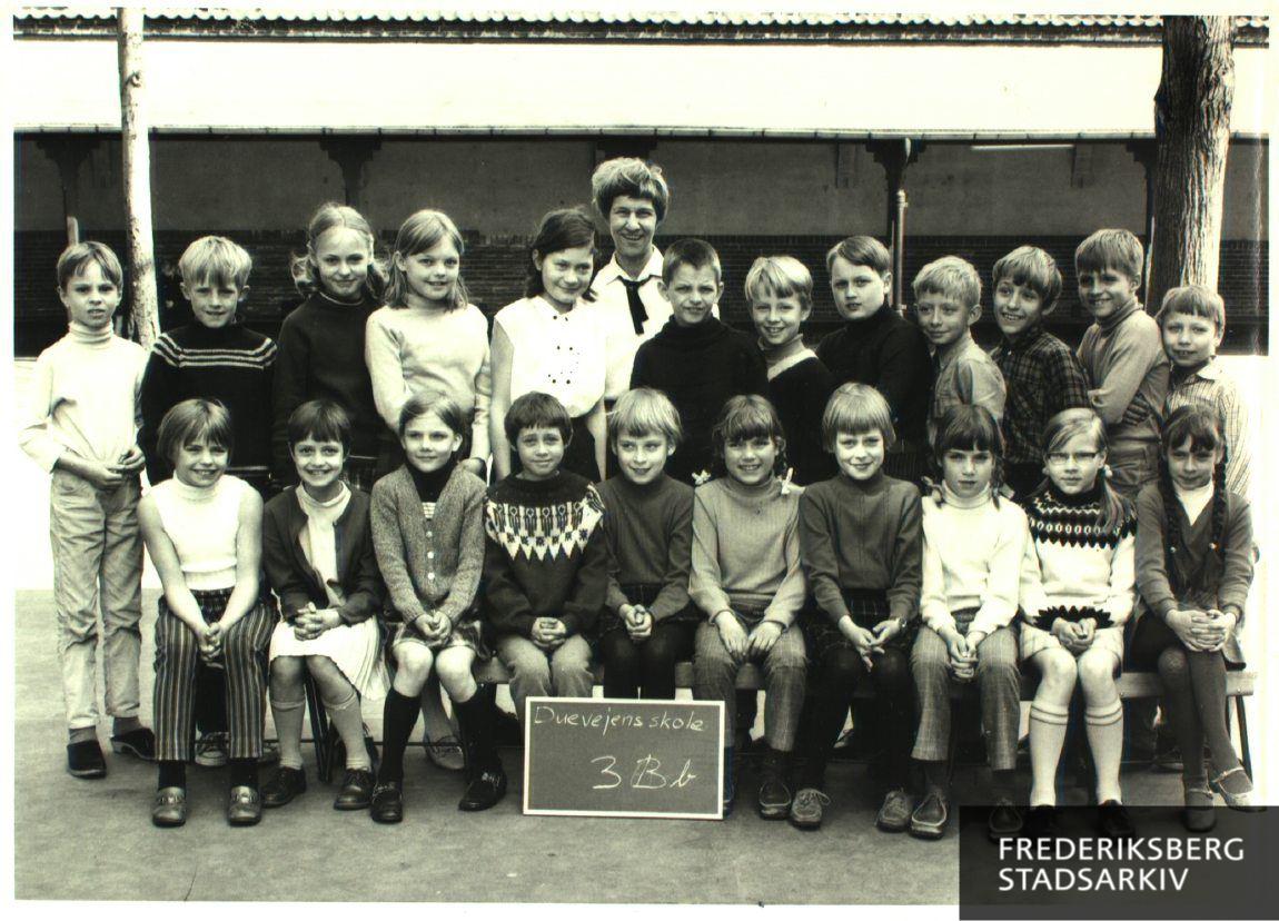 Klassebillede af 3 Bb fotograferet i skolegården på Duevejens Skole