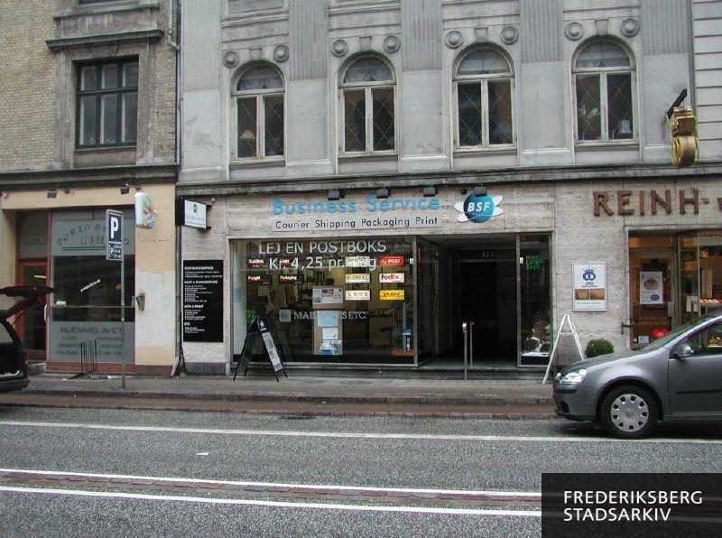 Butiksfacade til Business Service Frederiksberg A/S i februar 2007 med kurerservice, erhvervsbudservice, postbokse, fragt, grafisk opsætning, print og shipping.
