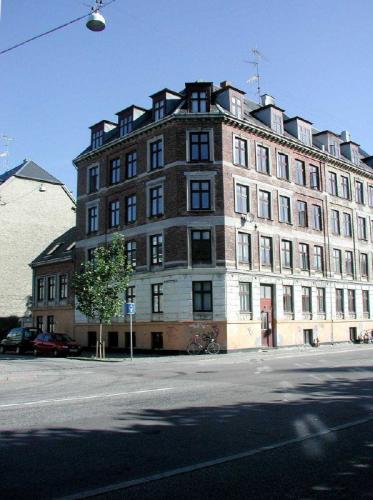 Hjørneejendommen Peter Bangs Vej 6 og Orla Lehmanns Vej 2.