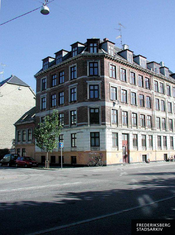 Hjørneejendommen Peter Bangs Vej 6 og Orla Lehmanns Vej 2.