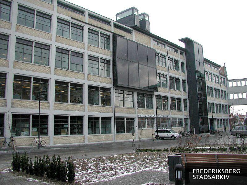 Et sidehus mod Nimbusparken. Den svævende gangbro mellem to bygninger ud til Peter Bangs Vej ses, og sidehuset ligger bagved