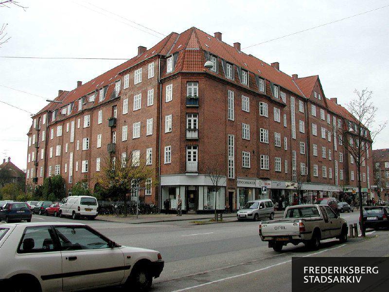 Peter Bangs Vej 53-59 med butiksfacader til en møbelforretning på hjørnet, ejendomskontor, Salon Coupe, Frederiksberg Mode m.fl. og Stægers Allé 2