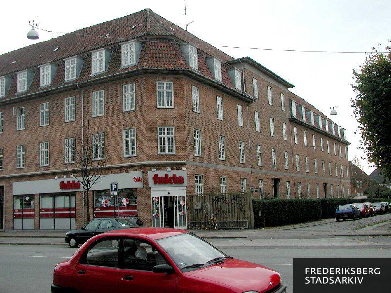 Peter Bangs Vej 67 med butiksfacade til supermarkedet fakta og Hattensens Allé 10.