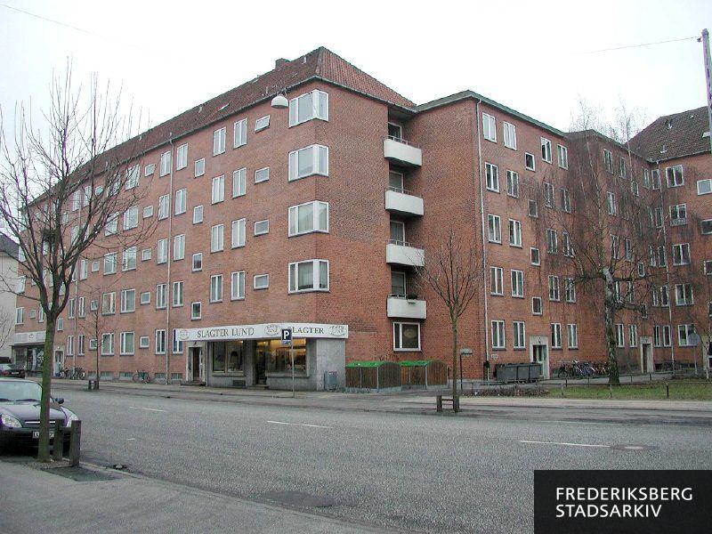 Ejendommen med butiksfacade til Slagter Lund i stueetagen. Nr. 123-127 er bygningskompleksets bygning 1