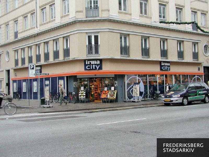 Butiksfacade. Hjørneejendommen Falkoner Allé / Sylows Allé 2