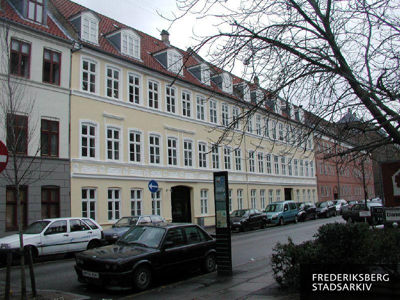Ejendommen fra 1858 i februar 2007. I forgrunden står en reklamesøjle med parkeringsinfo Frederiksberg Kommune. Til højre ses lidt af skiltet til bebyggelsen Danmarksgården