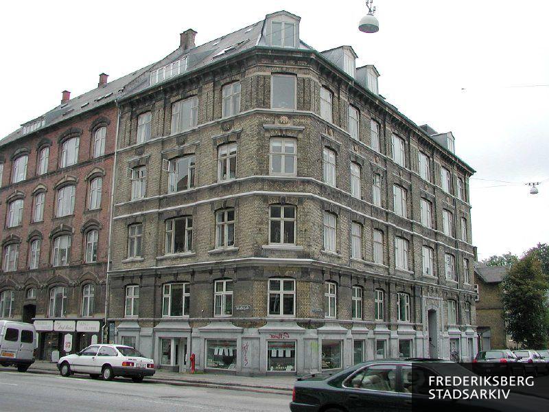 Hjørneejendommen Smallegade 37B og Steen Blichers Vej 1 med butiksfacade i en høj kælder til den spanske catering-virksomhed Tapas-El Guanche, der har tapas og paëlla som specialiteter