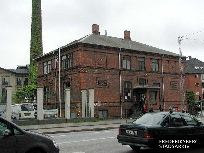 Hjørnevillaen er oprindelig en direktørvilla tilknyttet Fajancefabrikken Alumnia, den senere Kongelige Porcelænsfabrik, nu Royal Copenhagen. I nogen tid var der forretning her, men den flyttede hen til Søndre Fasanvej
