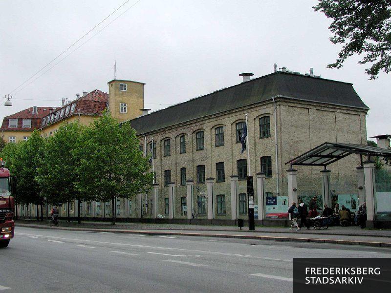 Den kongelige Porcelænsfabrik, Royal Copenhagen, Georg Jensen og andre har eller har haft erhvervslokaler her, hvor der delvist blev indrettet boliger i eksisterende erhvervslokaler. Af hensyn til boligerne blev der også Frederiksberg Kommunes medvirken - mht lokalplanen - etableret støjværn i tre meter højt glas og et meget stort, harmonerende læskur til busstoppestedet på Smallegade nær Søndre Fasanvej